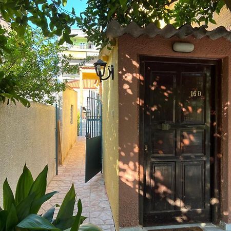 Cosy Guesthouse-Souterrain With Garden In City Center Corinto Exterior foto