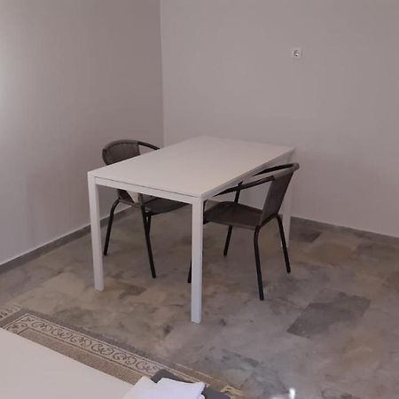 Cosy Guesthouse-Souterrain With Garden In City Center Corinto Exterior foto