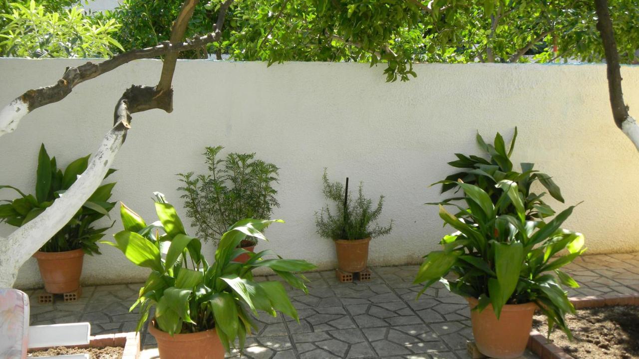 Cosy Guesthouse-Souterrain With Garden In City Center Corinto Exterior foto