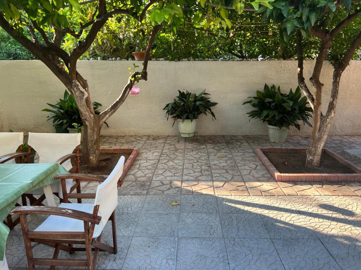 Cosy Guesthouse-Souterrain With Garden In City Center Corinto Exterior foto
