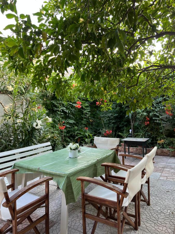 Cosy Guesthouse-Souterrain With Garden In City Center Corinto Exterior foto