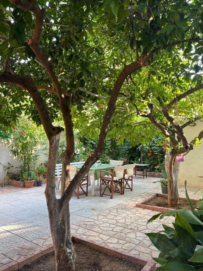 Cosy Guesthouse-Souterrain With Garden In City Center Corinto Exterior foto