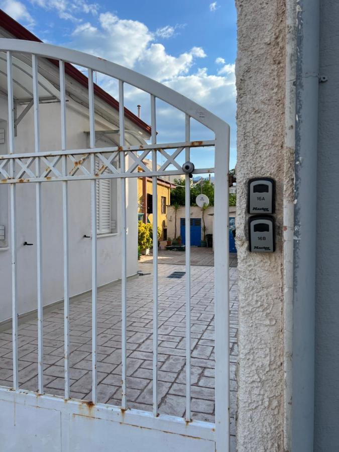 Cosy Guesthouse-Souterrain With Garden In City Center Corinto Exterior foto