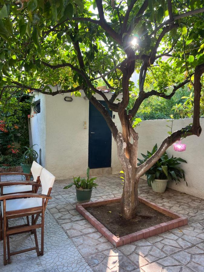 Cosy Guesthouse-Souterrain With Garden In City Center Corinto Exterior foto