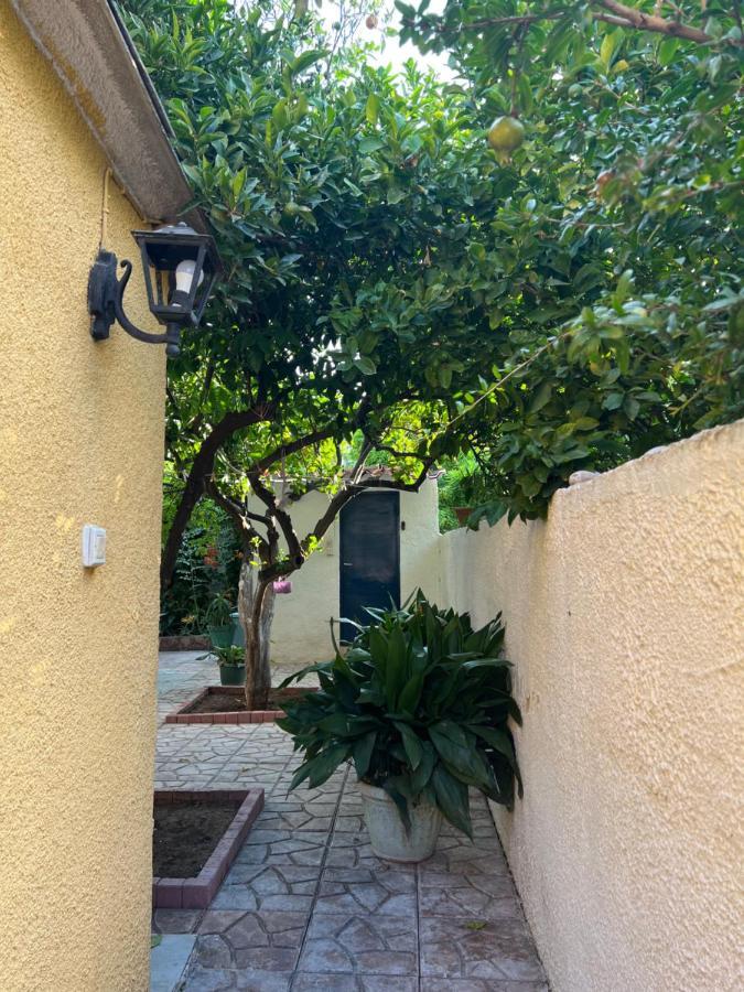 Cosy Guesthouse-Souterrain With Garden In City Center Corinto Exterior foto
