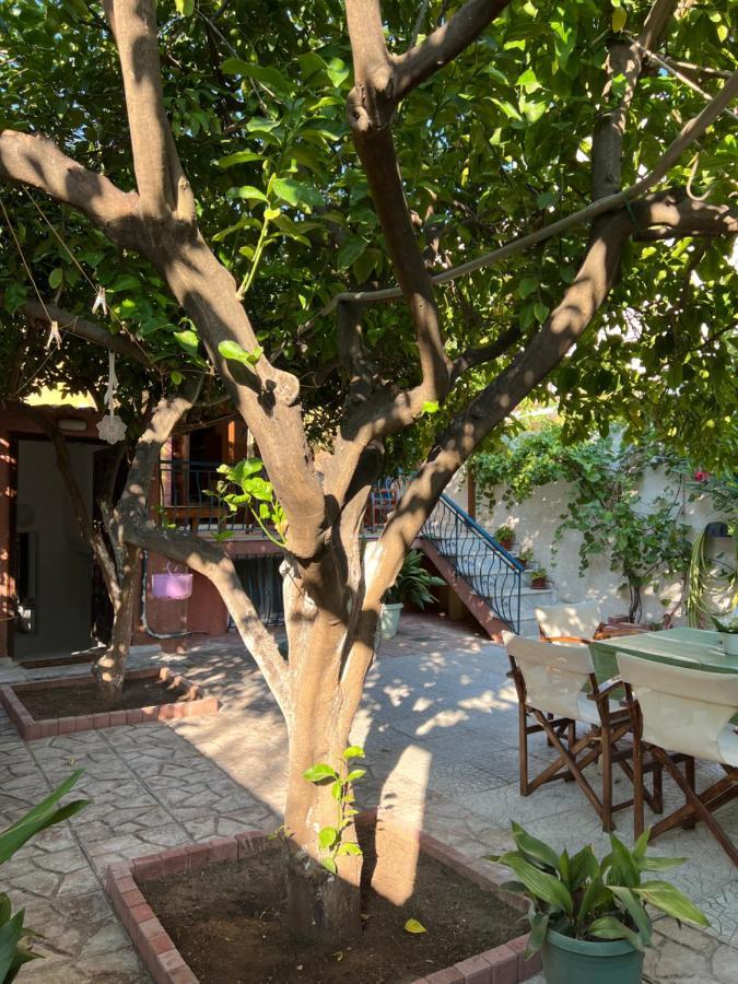 Cosy Guesthouse-Souterrain With Garden In City Center Corinto Exterior foto