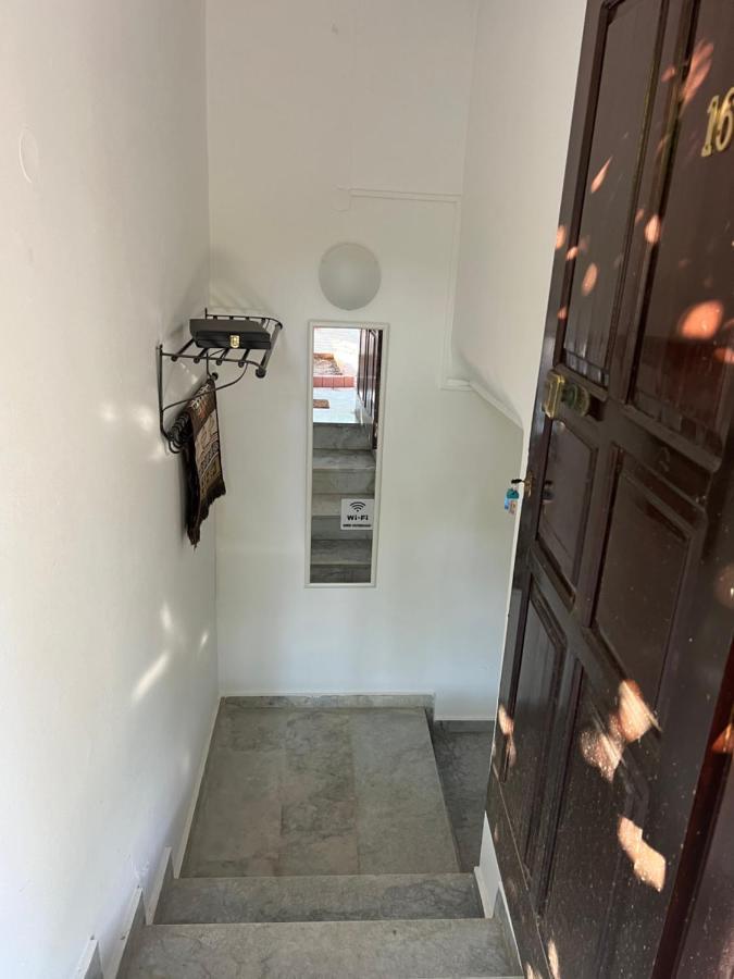 Cosy Guesthouse-Souterrain With Garden In City Center Corinto Exterior foto
