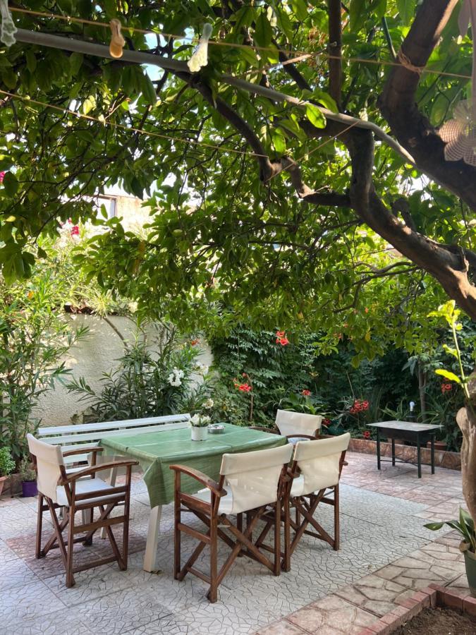 Cosy Guesthouse-Souterrain With Garden In City Center Corinto Exterior foto
