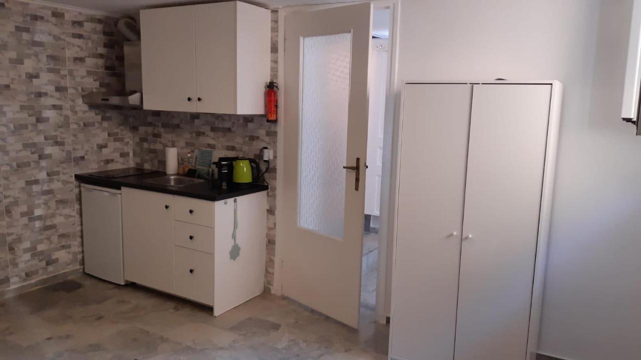 Cosy Guesthouse-Souterrain With Garden In City Center Corinto Exterior foto