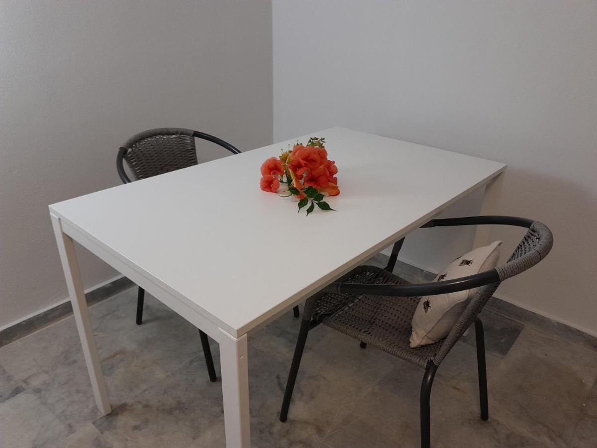 Cosy Guesthouse-Souterrain With Garden In City Center Corinto Exterior foto