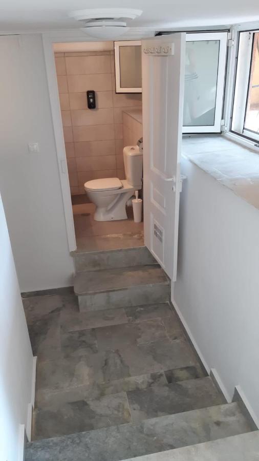Cosy Guesthouse-Souterrain With Garden In City Center Corinto Exterior foto