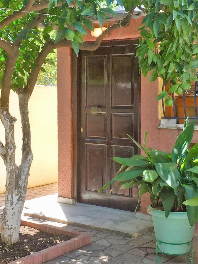 Cosy Guesthouse-Souterrain With Garden In City Center Corinto Exterior foto